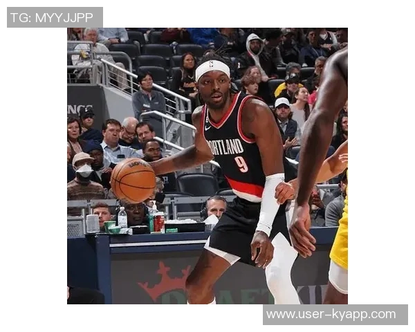 格兰特上半场表现出色9投4中斩获15分3篮板三分球命中率高达50